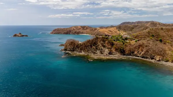 Güzel sahil uçurumları ve insansız hava aracı tarafından yakalanan kristal su