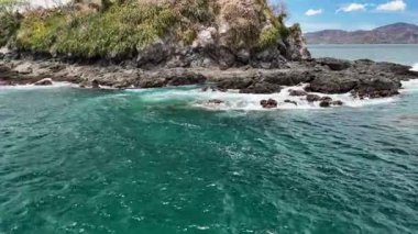 Kıyı şeridinde yükselen insansız hava aracı manzaralı okyanus manzarasını gözler önüne seriyor.