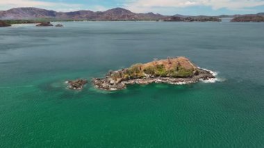 Gökyüzünden görünen adalı sakin okyanus manzarası.