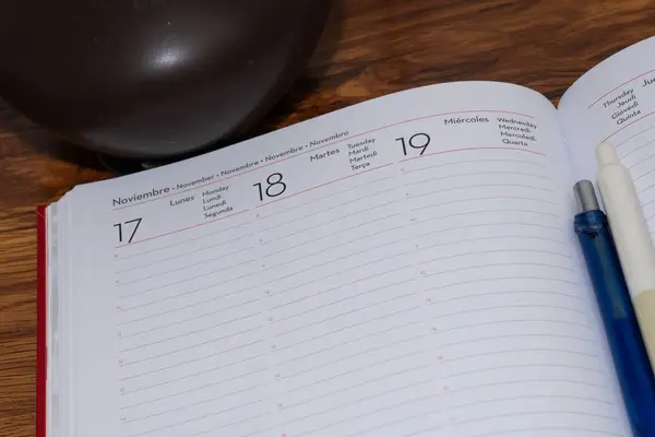 Masasında kalemler olan haftalık açık planlayıcının kapanışı