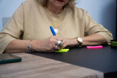 Yapışkan Notlara Yazan Yaşlı Kadın Yakın Çekim