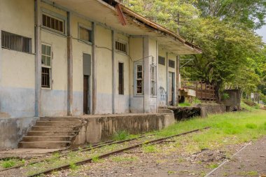 Terk Edilmiş Tren İstasyonu 'nda fazla gelişmiş tren rayları