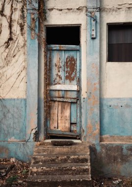 Terk Edilmiş Bina Duvarındaki Yıpranmış Mavi Kapı