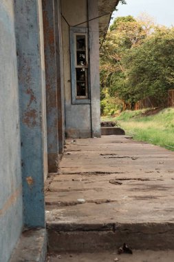 Çürüyen İstasyon ve Aşırı Gelişmiş Demiryolu Rayları