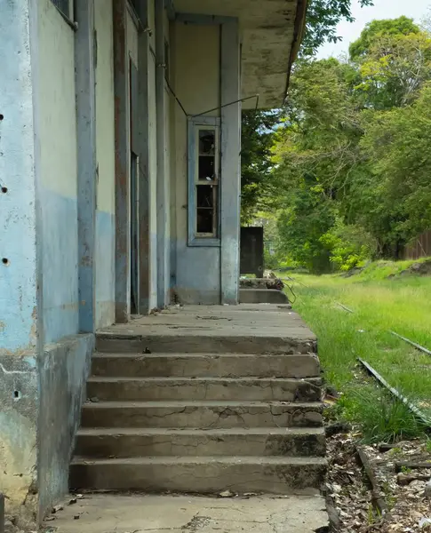 Kırık Pencereli Terk Edilmiş Tren İstasyonu Platformu