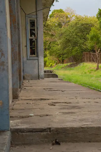 Çürüme ve Sessizlikle Kırsal Demiryolu Platformu