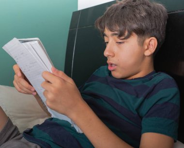 Defterden okuyan gevşek gençler.