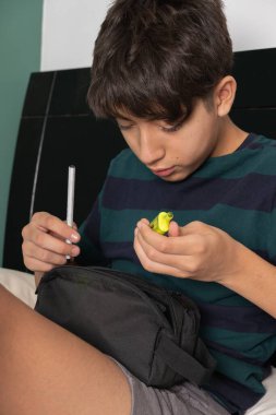 Kalem ve fosforlu kalem seçen odaklanmış ergen