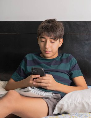 Çalışma sırasında mobil aygıt kullanan öğrenci