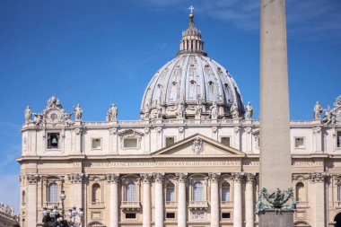 Vatikan 'daki Aziz Peter Katedrali, Roma' nın Aziz Peter Meydanı 'ndaki Hıristiyan Kiliselerini ziyaret eden Turistler ve Aziz Peter Bazilikası ve Oblique