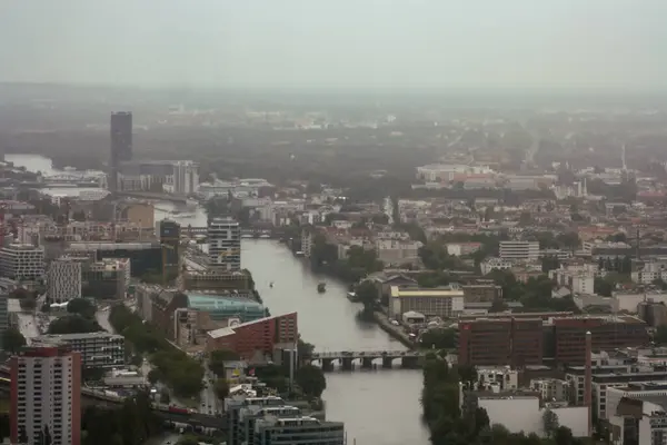 Berlin Havacılık: Fernsehturm Berlin 'den Spree Nehri ve Alman Başkenti' ne bakan Panoramik Şehir