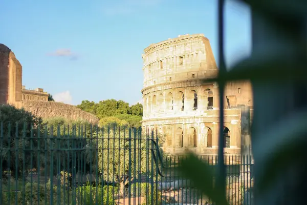 İtalya, Roma 'daki Bahçe Kapısı' ndan geçen Kolezyum