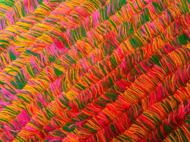 Çok renkli iplik iplikleri doku arkaplanı, yukarı eğimli ipliğin kenar görünümü, dokuma tezgahı, nakış için pamuk iplikleri