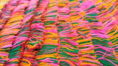 Çok renkli iplikler yukarı dokuma arkaplanını hareket ettiriyor mikro çekimde, ipliğin yan görünüşü, dokuma arkaplanı, nakış için pamuk iplikleri