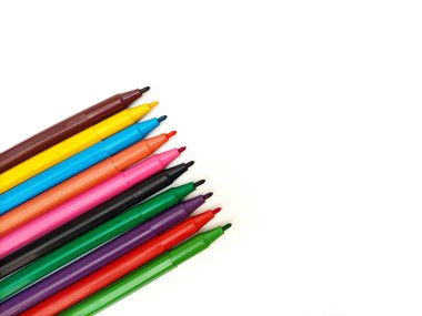 Beyaz arkaplanda çok renkli işaretler var. Okul ve üniversite için kepçeler.