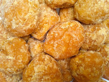 Jaggery ya da Gur parçaları doku arka planı. Organik kahverengi kamış şeker parçaları yakın çekim