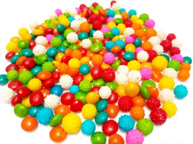 Temiz beyaz bir arka planda karışık tatlı şekerler. Doğum günleri için çok renkli şekerlemeler