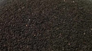 Siyah kimyon tohumları veya siyah kimyon tohumları tam çerçeve arkaplanı, yan görünüm döngüsü döngü, döngü, kapanış, bitkiler ve baharatlar
