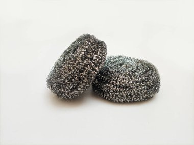 Paslanmaz çelik ovalayıcılar, beyaz arka planda izole edilmiş metal tencere süngeri, temizlik tomurcuğu, bulaşık yıkamak için çelik yün süpürgesi.