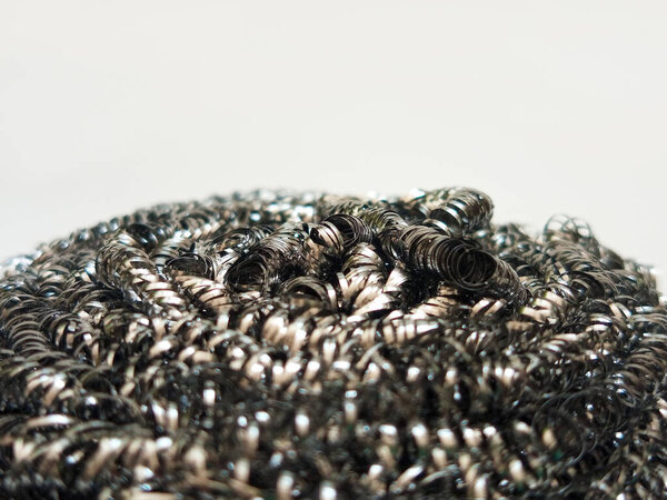 Нержавеющая сталь скруббер, металлическая губка горшок на белом фоне, микро-выстрел, стальная шерсть чистящие площадки для мытья посуды, скраб почки