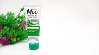 MEC Aloe Vera Yüz Yıkama beyaz arka planda. Cilt bakımı ürünü. Güzellik ürünü..