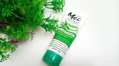 MEC Aloe Vera Yüz Yıkama beyaz arka planda. Cilt bakımı ürünü. Güzellik ürünü..