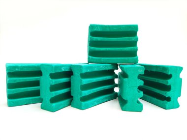 Bulaşık yıkamak için sabun. Bulaşıklar için aromatik sabun. Yeşil bulaşık deterjanı parçaları. Beyaz izole arkaplan.