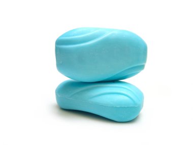 Sabun barı. Banyo için iki mavi sabun. Mavi banyo sabunu parçaları. Vücut ve yüz için aromatik sabun. Beyaz izole arkaplan