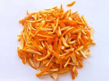 Portakal kabuklarını beyaz bir arkaplanda daire şeklinde soyar. Portakal suyu C vitamini konsepti. Narenciye tadı.