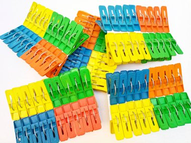 Mandal setleri, çok renkli plastik tokalar veya beyaz arka planda izole edilmiş ev için çamaşır klipsleri.