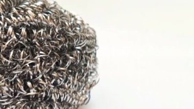 Paslanmaz çelik ovalayıcı, metal tencere süngeri beyaz arka planda fotokopi alanı ile izole edilmiş, bulaşık yıkamak için çelik yün temizleme yastığı, fırça tozu.