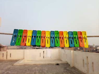 Çok renkli plastik elbise iğneleri ya da ev için askılar çatıda asılı halat, çamaşır mandalları.