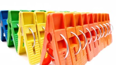 Mandal setleri, çok renkli plastik tokalar ya da beyaz arka planda dönen ev için çamaşır tokaları..