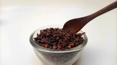 Cam kaseden kaşık, tahta kaşık, otlar ve baharatlarla