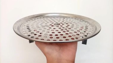 Beyaz arka planda Paslanmaz Çelik Steamer Standı, Fırın İçin Paslanmaz Çelik Rafı gösteren kadın el..