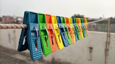 Çok renkli plastik elbise iğneleri ya da ev için askılar çatıda asılı halat, çamaşır mandalları.
