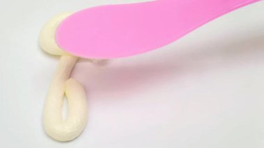 Beyaz krem desenli yüz yıkama, şampuan, temizleyici, kozmetik ya da cilt bakımı ürünleri beyaz arka planda, yakın çekim