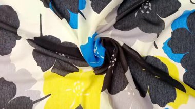 Çiçek desenli kumaş kıvrımlı, dokuma, kalın, estetik siyah, mavi ve sarı çiçeklerle sadeleştirilmiş gri ve beyaz arkaplan