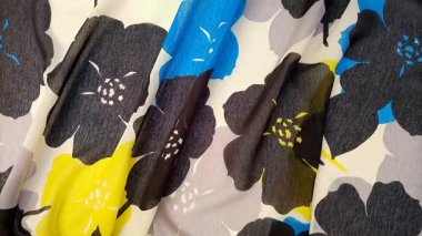 Çiçek desenli kumaş, buruşuk, doku, kalın, estetik, sadeleştirilmiş çiçek deseni, siyah, mavi ve sarı çiçekler, gri ve beyaz arkaplan