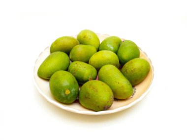 Beyaz arka planda izole edilmiş taze yeşil mango meyvesi, tropikal meyve, olgunlaşmamış mango turşusu.