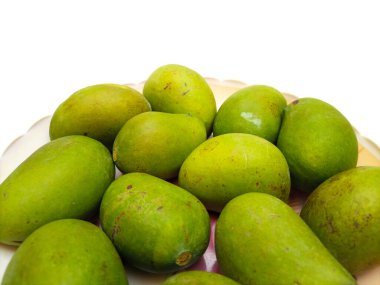 Beyaz arka planda izole edilmiş taze yeşil mango meyvesi, yakın plan, tropikal meyve, olgunlaşmamış mango turşusu.