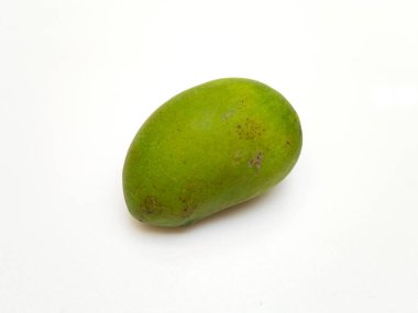 Beyaz arka planda taze yeşil mango meyvesi, tropikal meyve, olgunlaşmamış mango turşusu.
