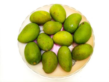 Beyaz arka planda izole edilmiş taze yeşil mango meyvesi, üst manzara, tropikal meyve, olgunlaşmamış mango turşusu.