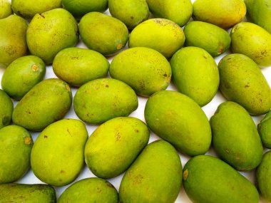 Taze yeşil mango arkaplan, üst manzara, tropikal meyve, olgunlaşmamış mango turşusu