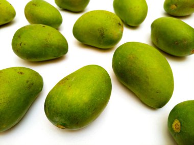 Beyaz arka planda taze yeşil mango meyveleri, tropikal meyve, olgunlaşmamış mango turşusu.