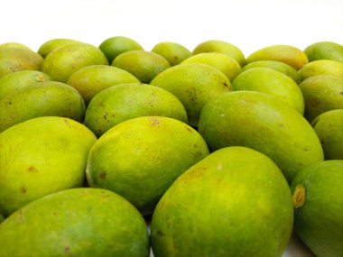 Beyaz arka planda taze yeşil mango meyveleri, tropikal meyve, olgunlaşmamış mango turşusu.