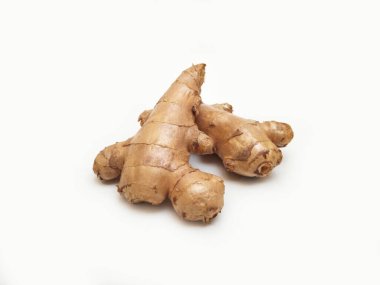 Beyaz zemin üzerinde taze zencefil rhizomu veya zencefil kökü izole