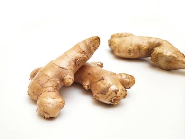 Beyaz zemin üzerinde taze zencefil rhizomu veya zencefil kökü izole