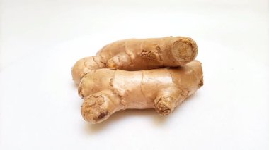 Taze zencefil rhizomu veya zencefil kökü beyaz arkaplanda izole edilmiş bir şekilde dönüyor