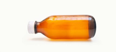Beyaz arka planda izole edilmiş alüminyum kapaklı kehribar cam şişe ilaç, şurup, gerekli yağlar ve kozmetik ürünleri için kahverengi cam şişe.,,